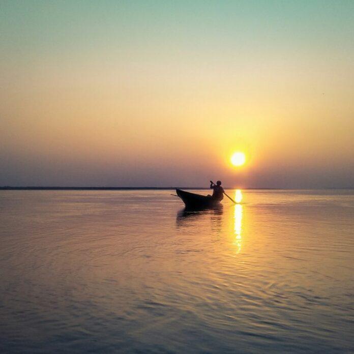 Chocan dos barcos en el río Brahmaputra en Nimati Ghat de Jorhat