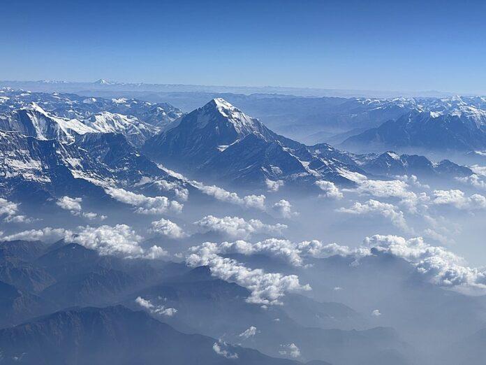 Nepal-fly med 72 ombord Crash nær Pokhra