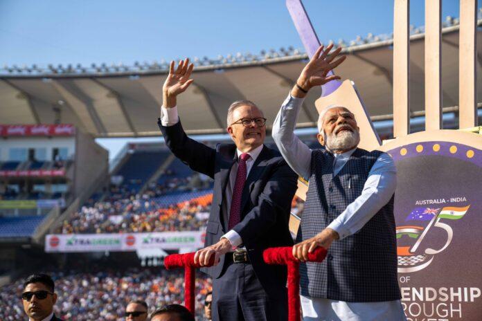 Indie-Austrálie kriketová diplomacie v celé své kráse v Ahmedabádu
