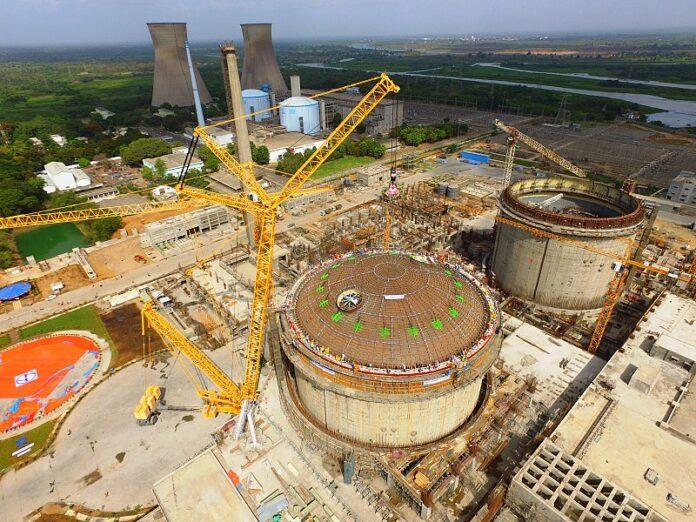 Indija pritarė dešimties branduolinių reaktorių įrengimui