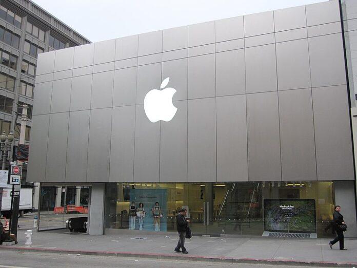 Apple откроет свой первый розничный магазин в Мумбаи 18 апреля и второй магазин в Дели 20 апреля.