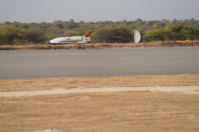 ISRO فرود خودکار وسیله نقلیه قابل استفاده مجدد (RLV) را بر روی باند انجام می دهد.